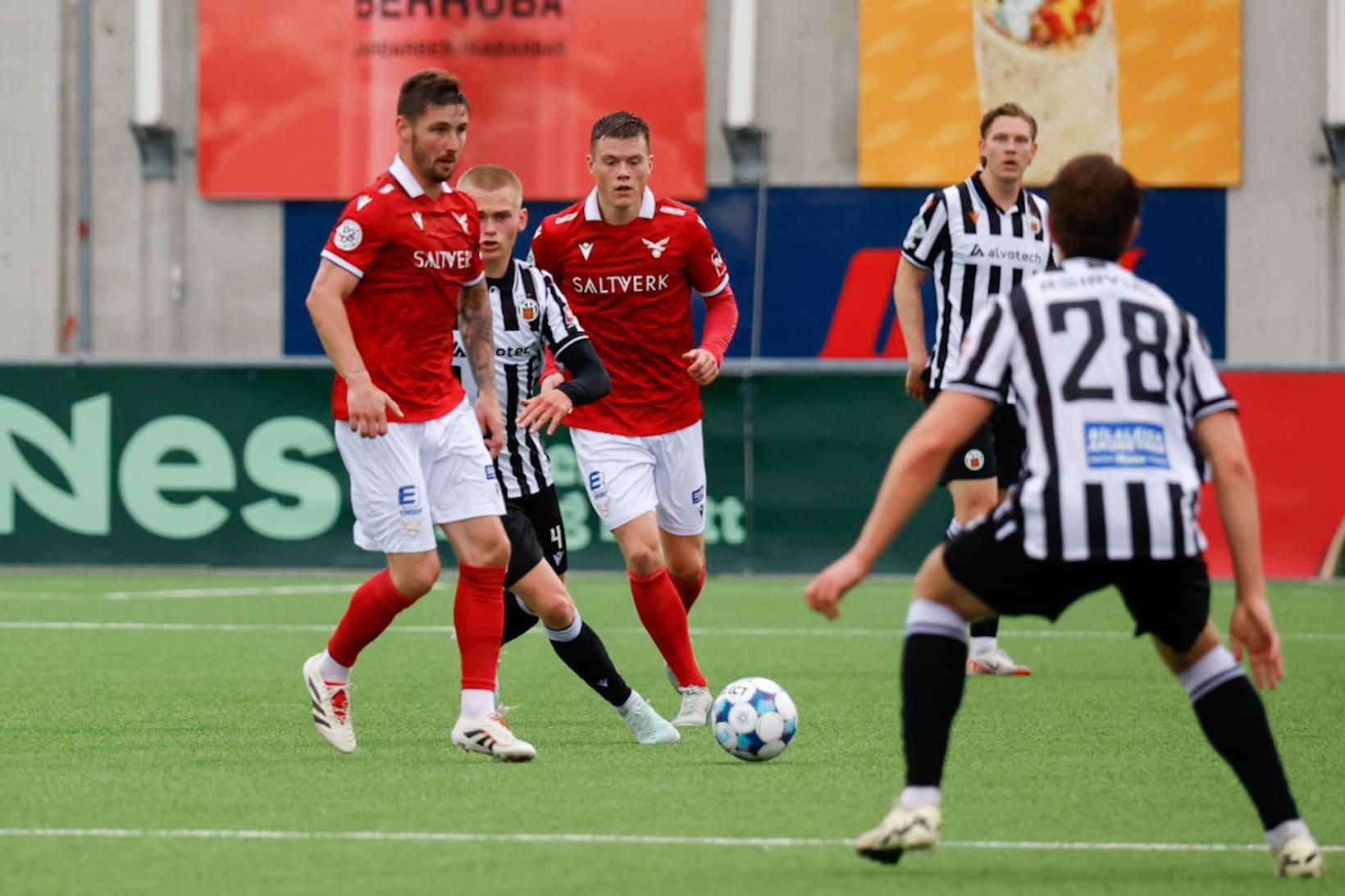 Kristinn Freyr Sigurðsson með boltann í fyrri hálfleiknum í kvöld …