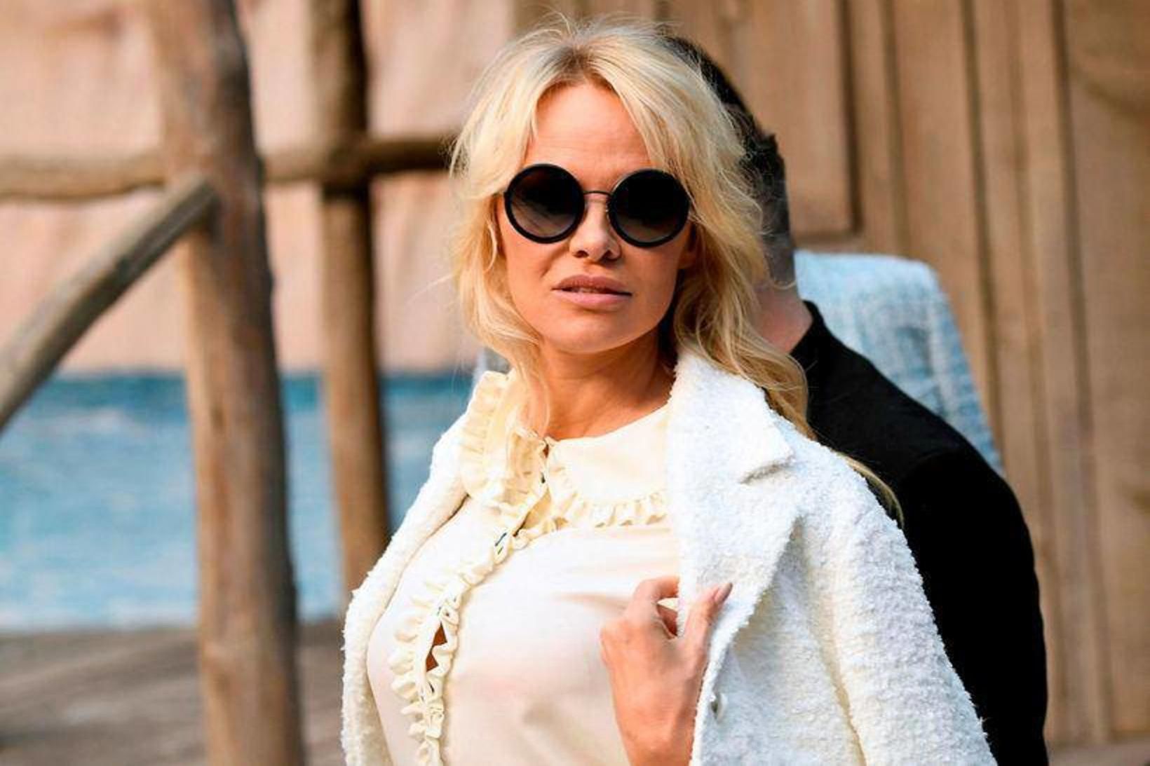 Pamela Anderson mun erfa 10 milljónir bandaríkjadala frá fyrrverandi eiginmanni …