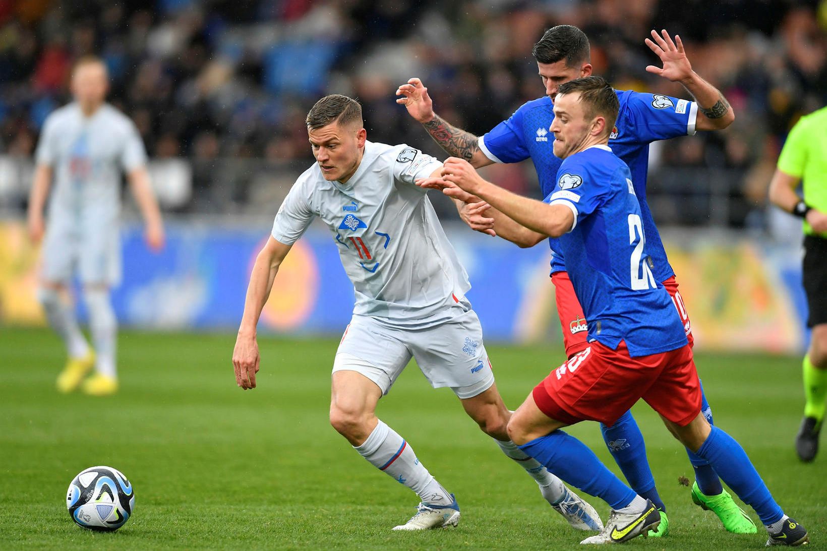 Alfreð Finnbogason varði með hendi á marklínu og fékk reisupassann.