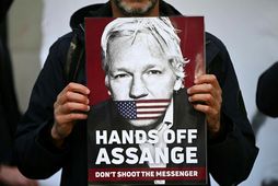 Stuðningsmenn Assange komu saman fyrir utan dómshús í Westminster í London í dag.