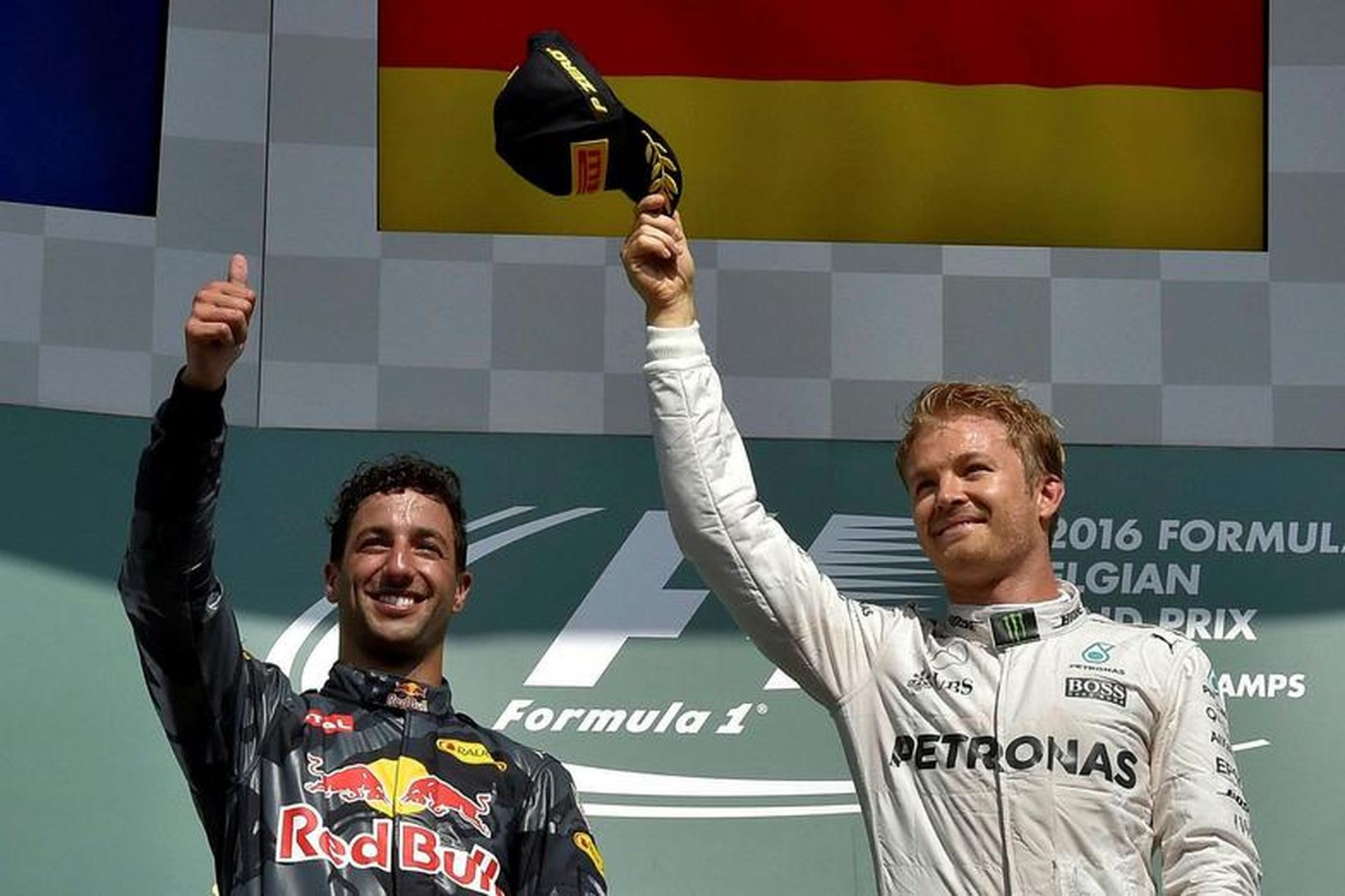 Nico Rosberg (t.h.) fagnar sigrinum í Spa-Francorchamps. Annar varð Daniel …