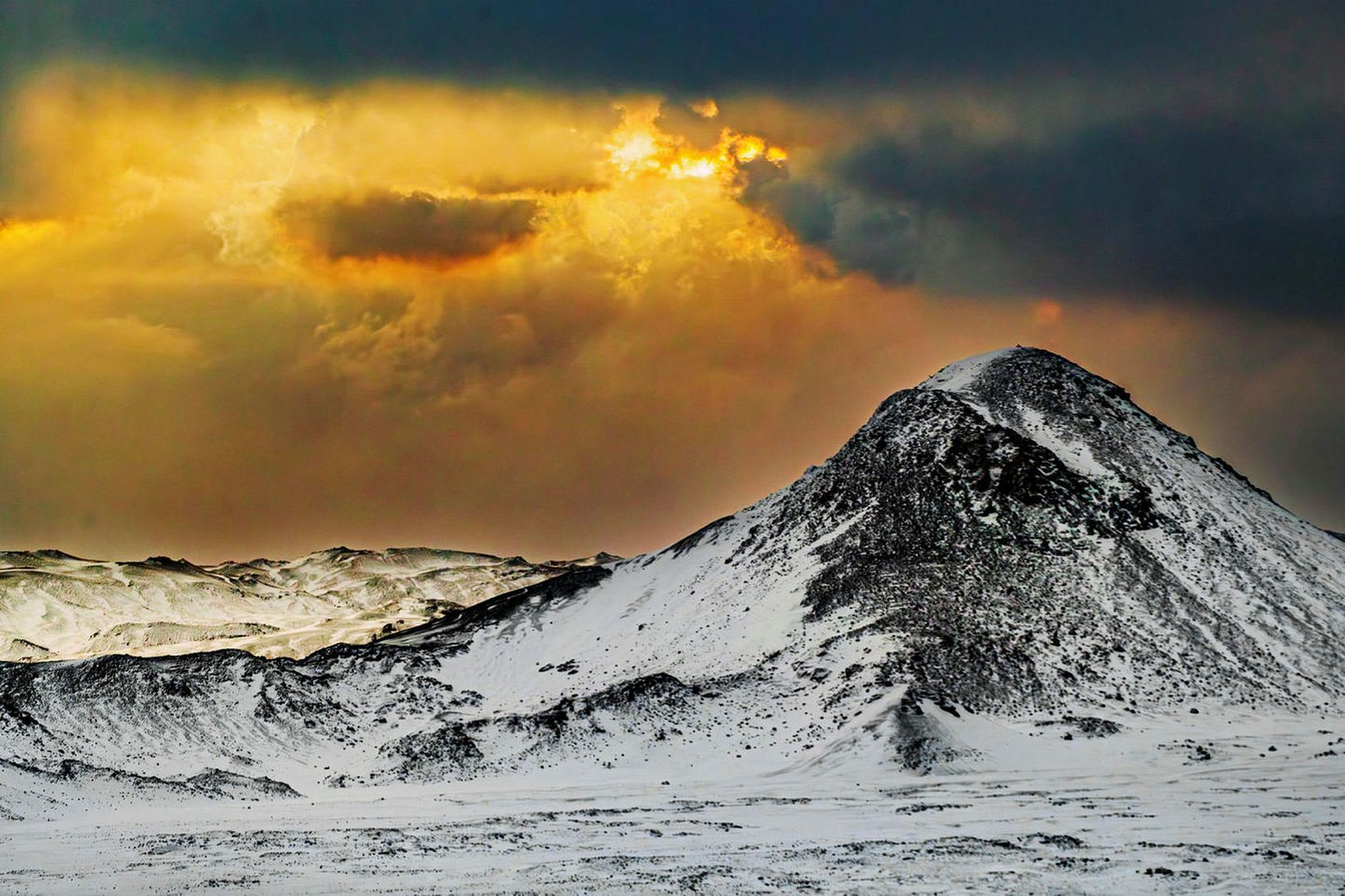 Keilir á Reykjanesskaga. Skjálftahrina gærdagsins varð skammt suðaustur af fjallinu.