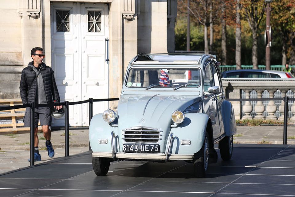 Citroen 2CV frá 1963 tók þátt í fornbílaakstrinum í París á sunnudag.