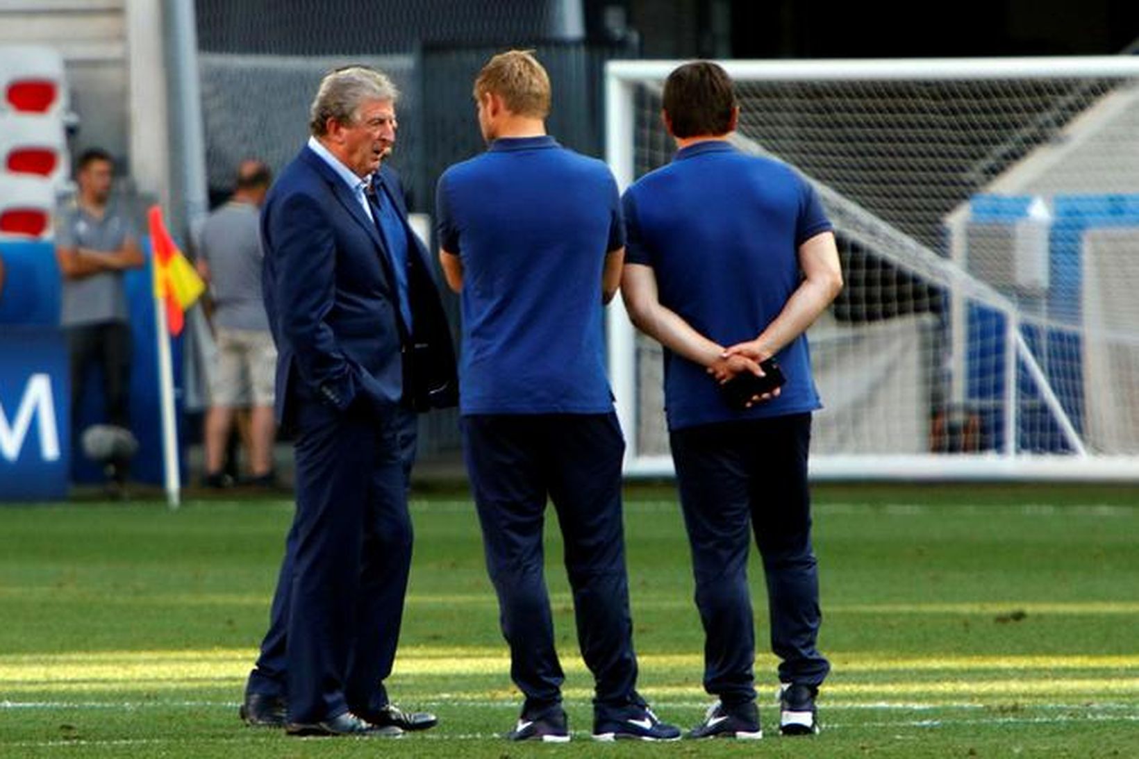 Roy Hodgson ræðir við sína menn á Allianz Riviera leikvanginum …