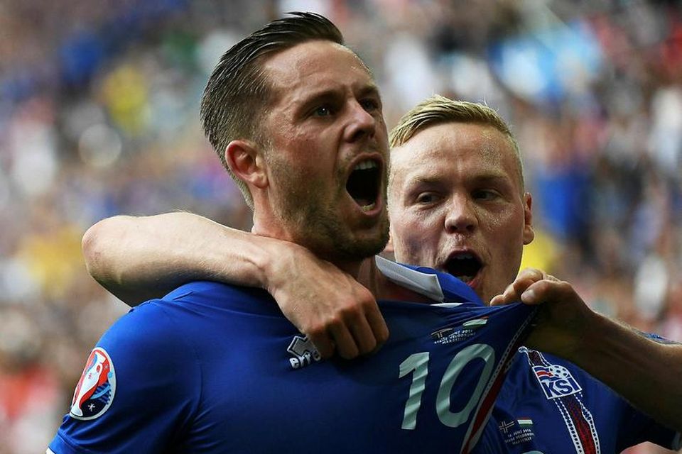 Gylfi Þór Sigurðsson fagnar marki sínu með Kolbeini Sigþórssyni.