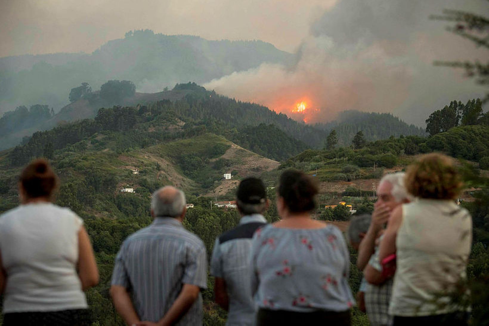 Íbúar fylgjast úr fjarska með skógareldunum á Gran Canaria í …