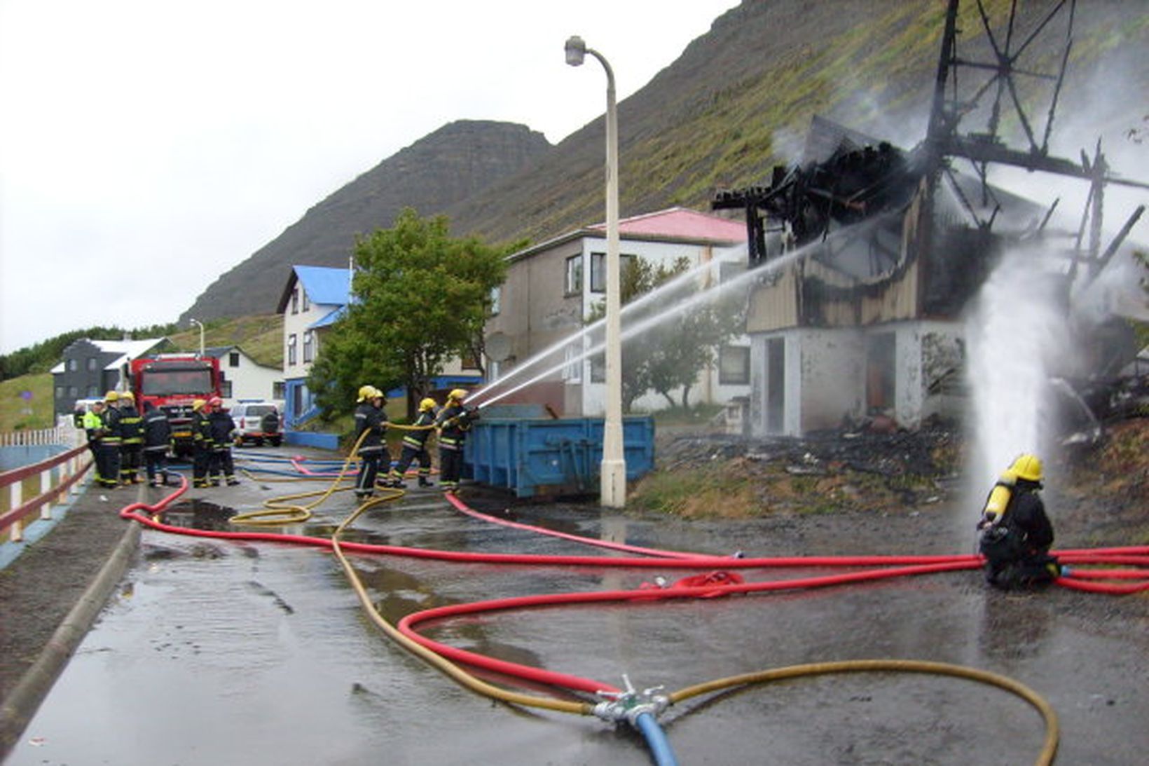Slökkvilið að störfum eftir brunann árið 2011 á Patreksfirði.