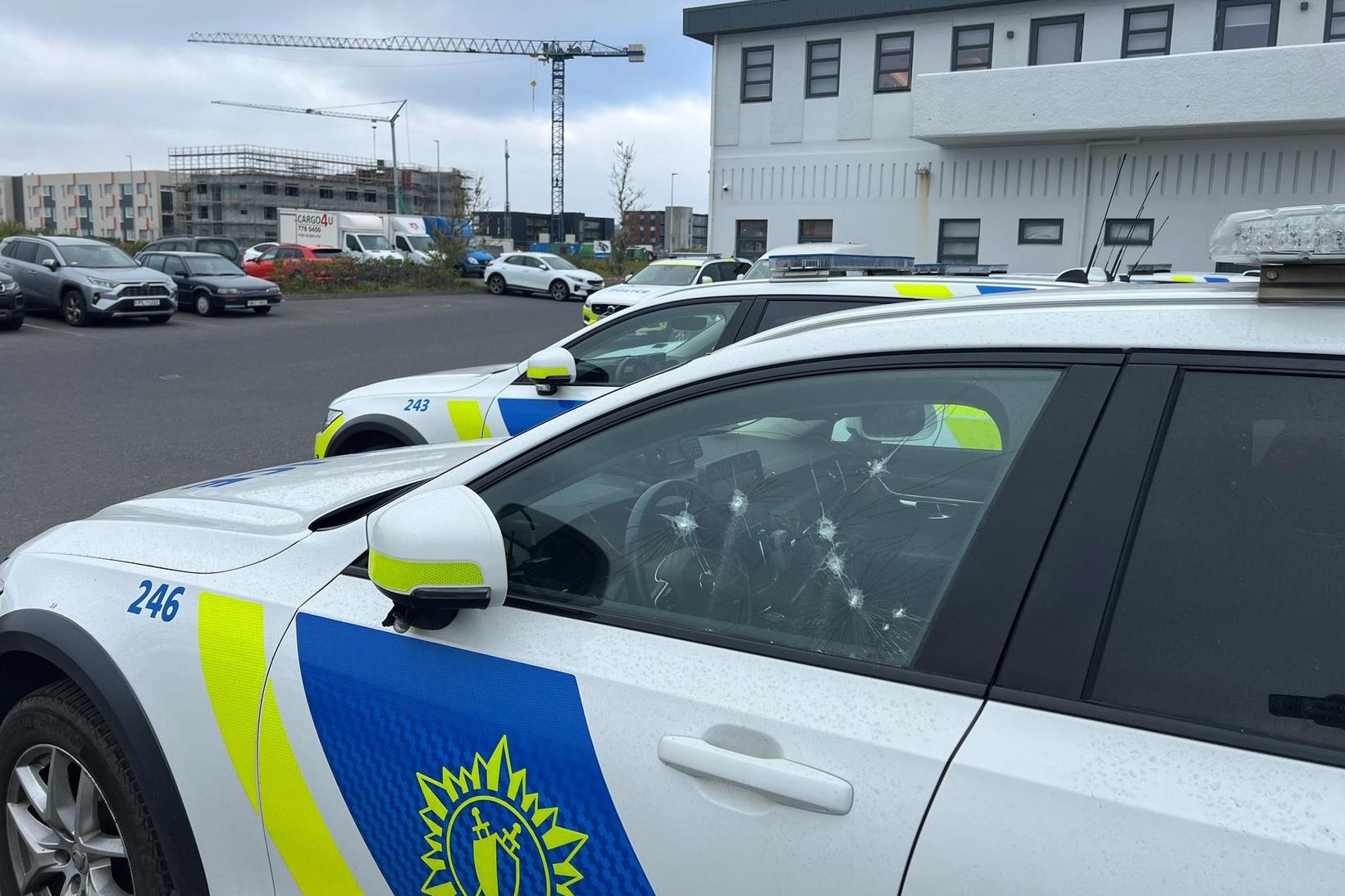 Búið er að brjóta hliðarrúður í þremur bifreiðum lögreglu þar …