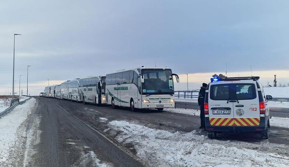 Beðið beggja vegna Reykjanesbrautar