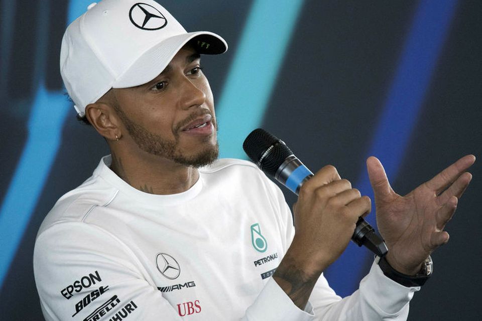 Lewis Hamilton ræðir við blaðamenn við frumsýningu Mercedesbílsins í Silverstone.