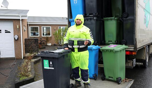 Tekið er til hendi við tunnuskiptin