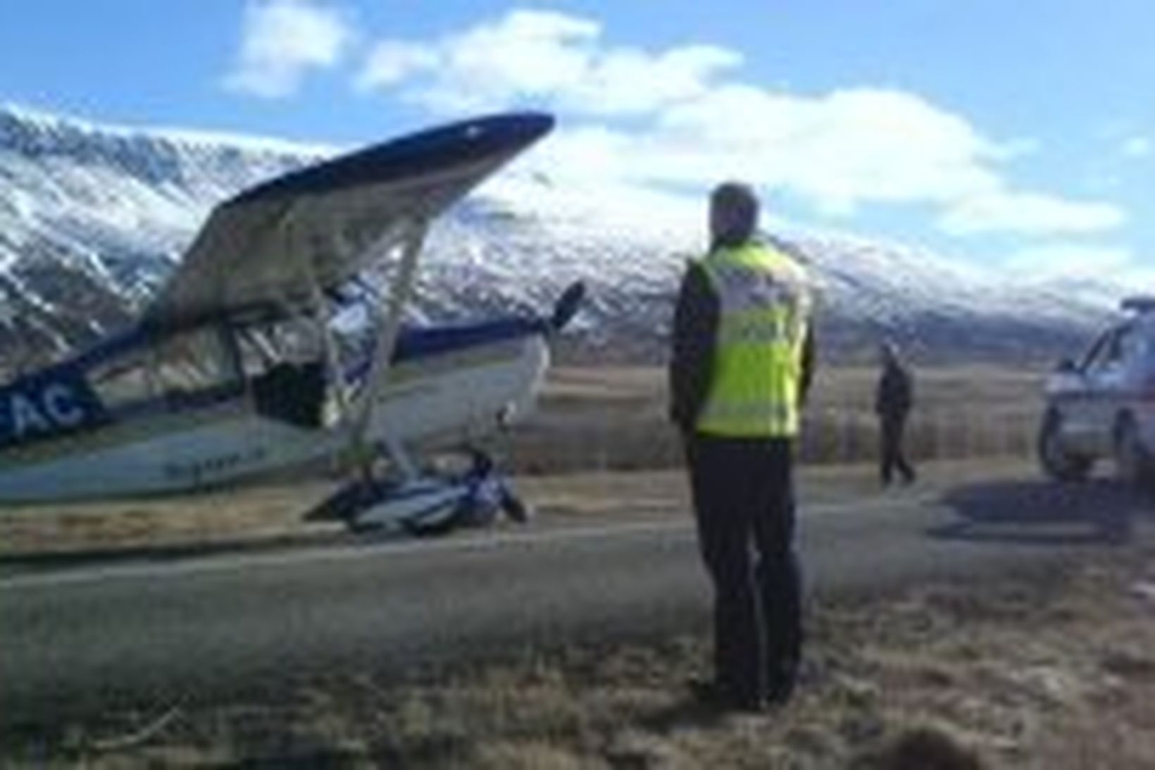 Flugvélin á Eyjafjarðarbraut í dag.