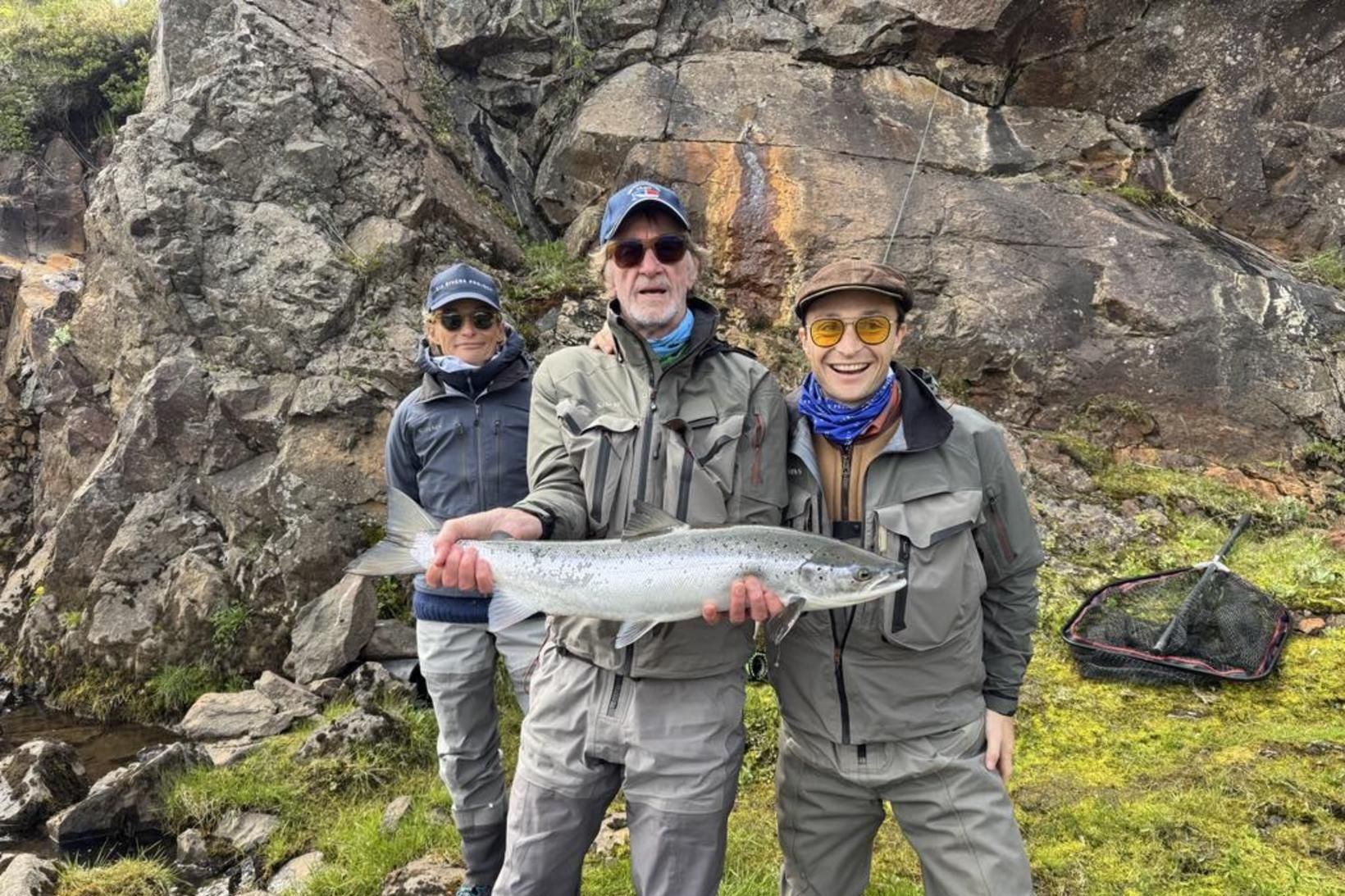 Jim Ratcliffe með opnunarlax úr Selá. Fjölskyldan og vinir opna …