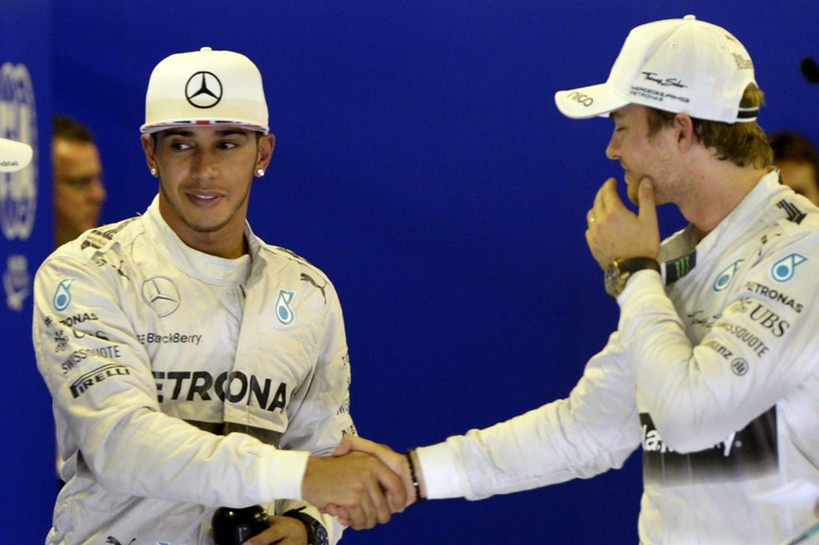 Lewis Hamilton (t.v.) og Nico Rosberg takast í hendur eftir …