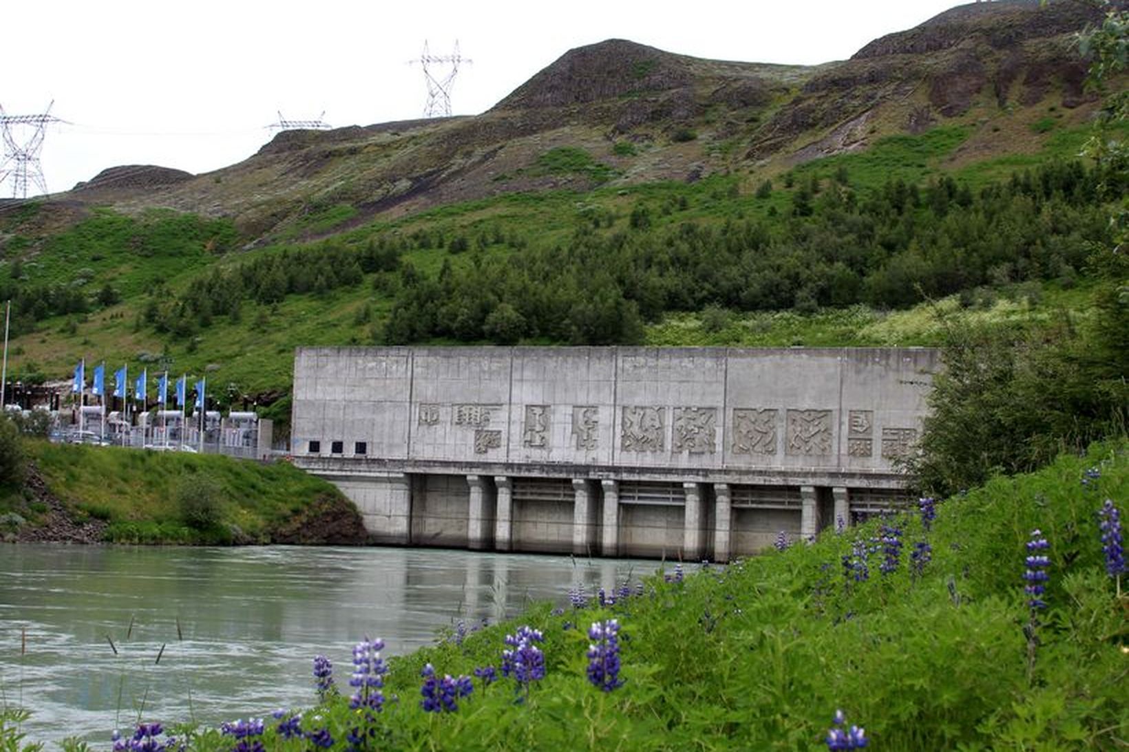 ESA rannsakar nú ríkisábyrgð á afleiðusamningum Landsvirkjunar.