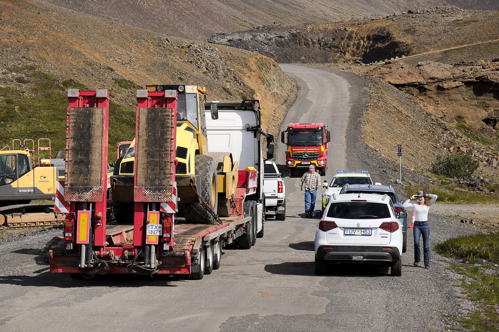 Slökkviliðsmenn hafa notað vinnuvélar og tankbíla til að ferja vatn …