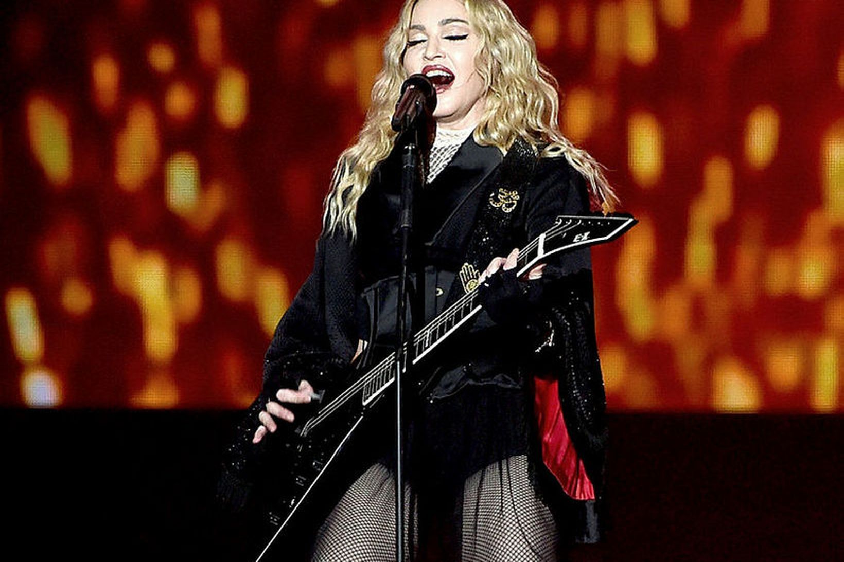 Madonna er þekkt fyrir að vera í netsokkabuxum á sviði.