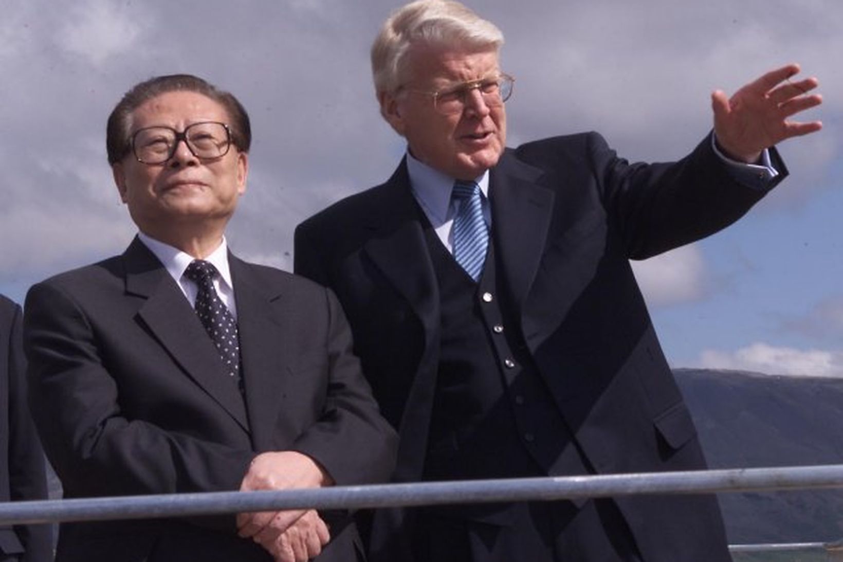 Ólafur Ragnar Grímsson er gestgjafi Jiang Zemin, forvera Hu í …