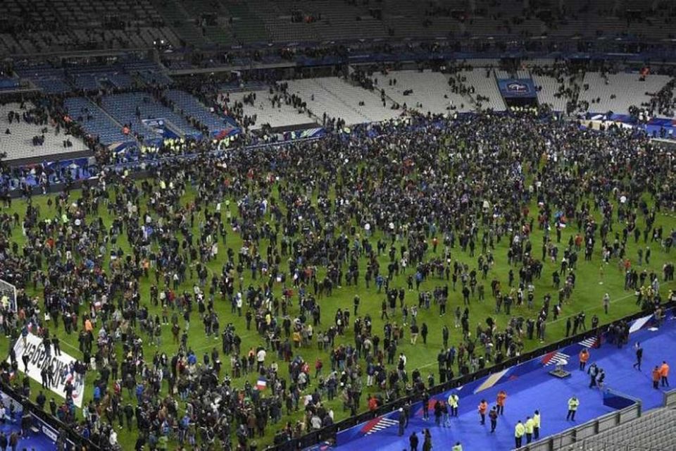 Fólk þusti inn á leikvanginn á Stade de France.