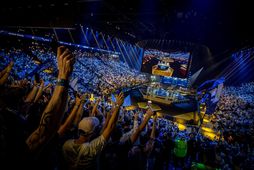 Tugþúsundir stuðningsmanna fögnuðu í áhorfendastúkunni í Lyon á meðan heimsmeistarar NRG tryggðu sér sigurinn.