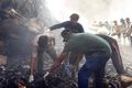 Ahmedabad Björgunarfólk sést hér að störfum við leit í braki farþegavélarinnar sem hrapaði í gærmorgun.