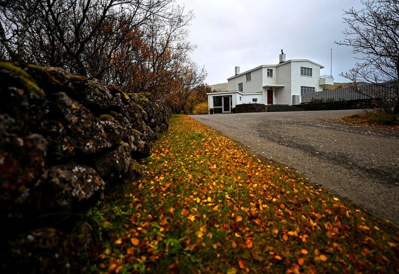 The leaves are falling from the trees at Gljúfrasteinn, the former home of Halldór Laxness &#8212; just like the Nobel laureate&#8217;s books are falling off the curricula of Icelandic schools.