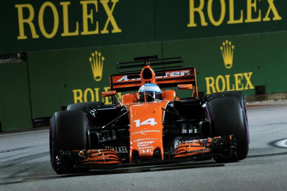 Fernando Alonso á McLarenbílnum í Singapúr í dag.