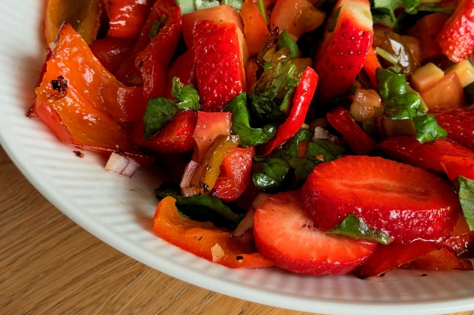 Grilluð paprika og jarðarberjasalsa með sumarívafi

