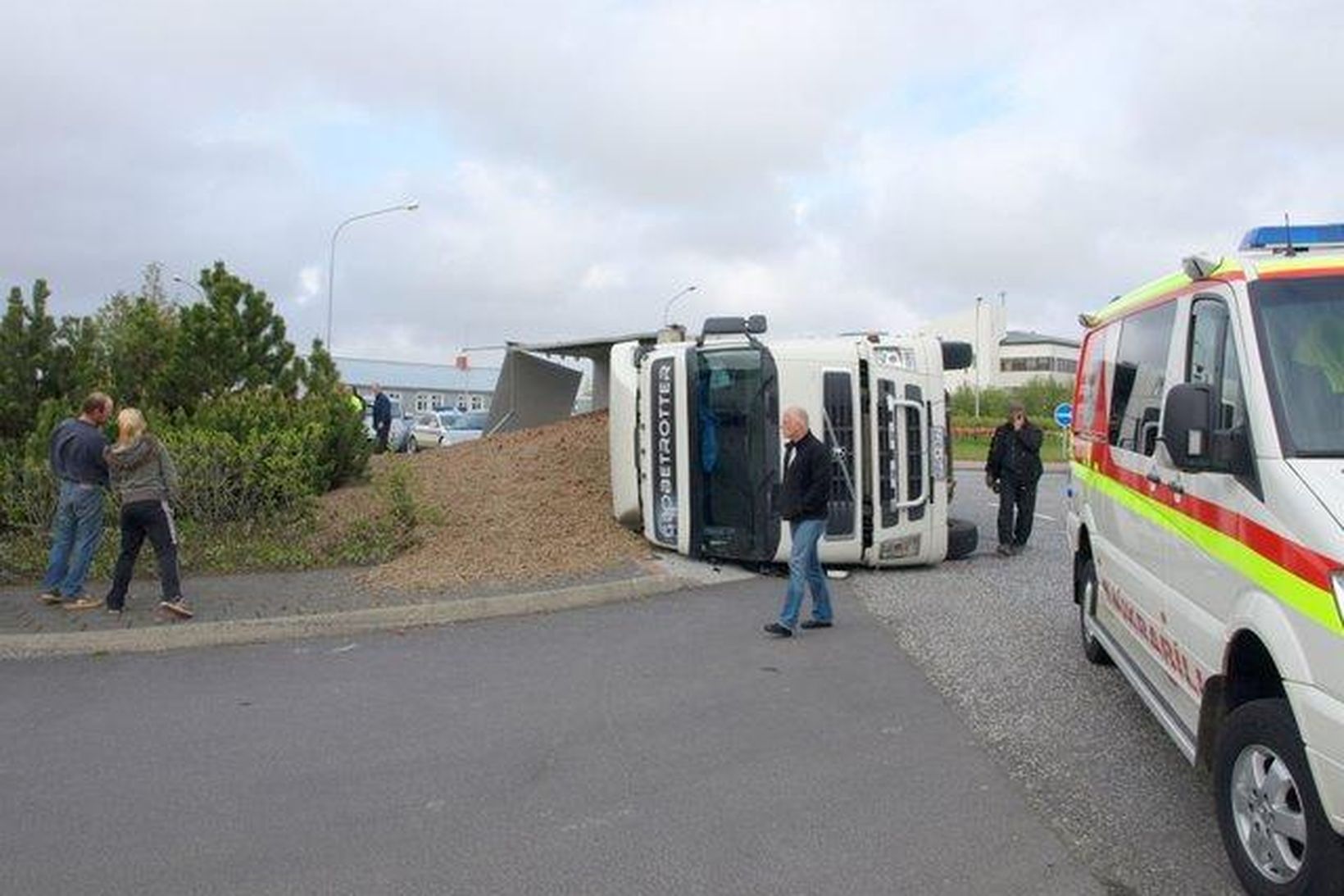 Bíllinn valt í hringtorginu framan við Ölfusárbrú.