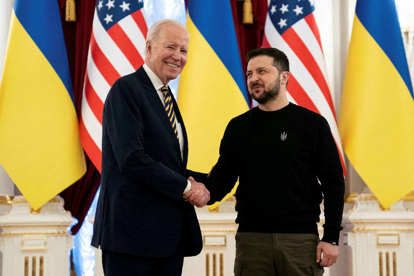 Biden og Selenskí takast í hendur í Mariinsky-höllinni í Kænugarði …