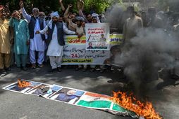 Myndir frá mótmælum í Pakistan, þar sem menn brenndu borða með myndum af forsætisráðherra Indlands …