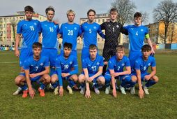 Leikmenn U17-ára landsliðsins stilla sér upp fyrir leikinn í dag.