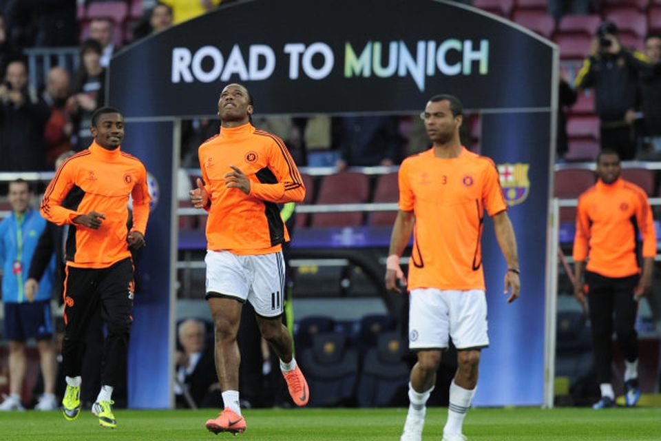 Salomon Kalou, Didier Drogba og Ashley Cole hlaupa inná Camp Nou í kvöld.
