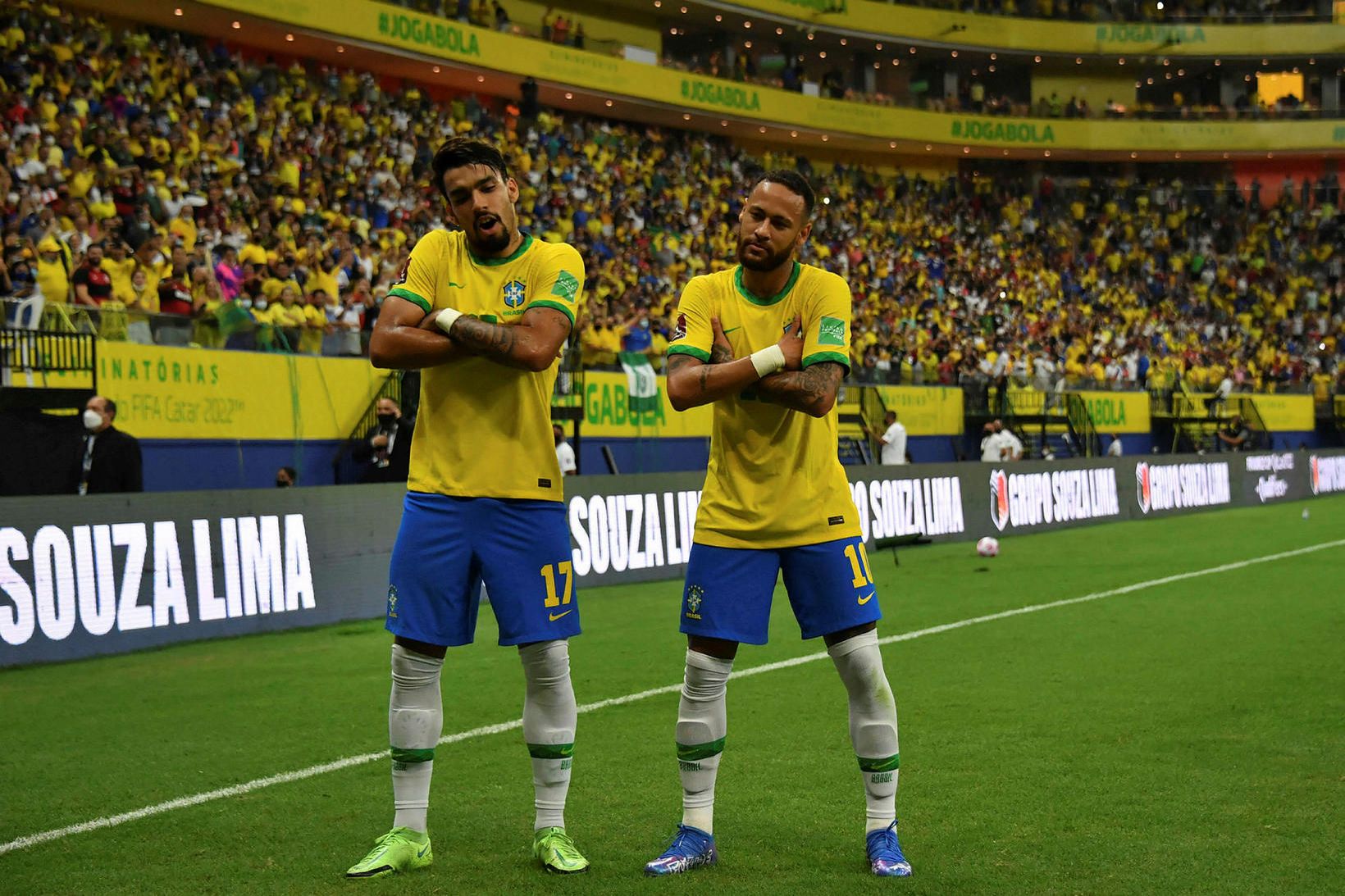 Neymar og Lucas Paqueta fagna marki í nótt.