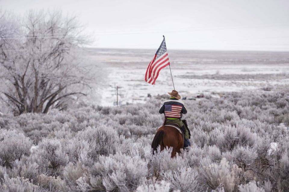 Duane Ehmer á hesti sínum í Malheur-friðlandinu í Oregon í janúar. Á þeim tíma var …