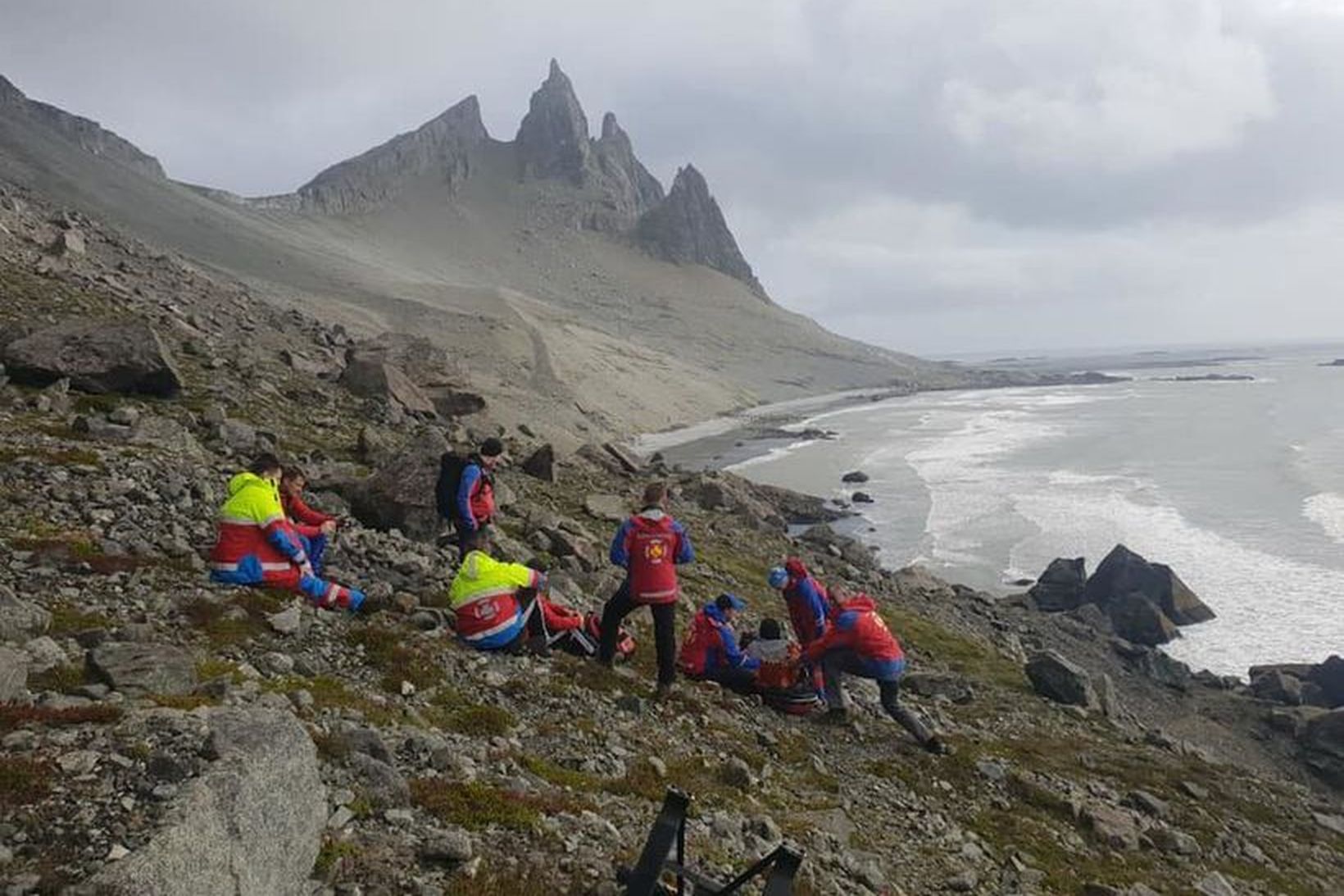 Björgunarsveitarmenn að störfum á Vestrahorni í morgun.