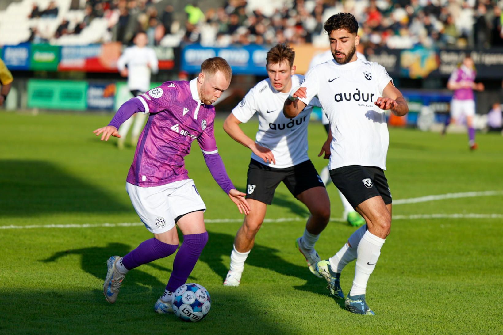 KR-ingurinn Luke Rae sækir en FH-ingurinn Ahmad Faqa verst í …
