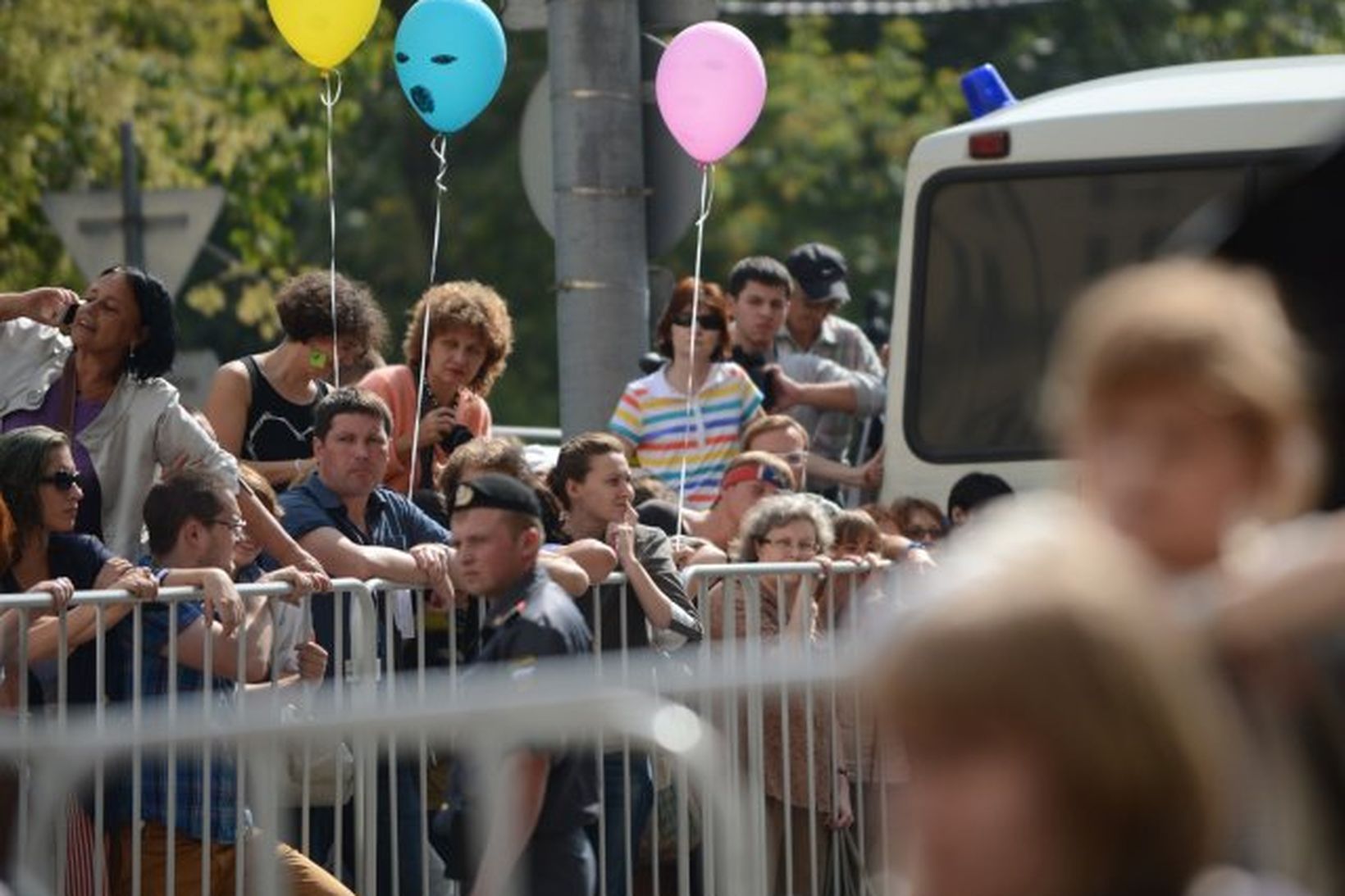 Stuðningsmenn Pussy Riot fyrir utan dómshúsið í Moskvu.