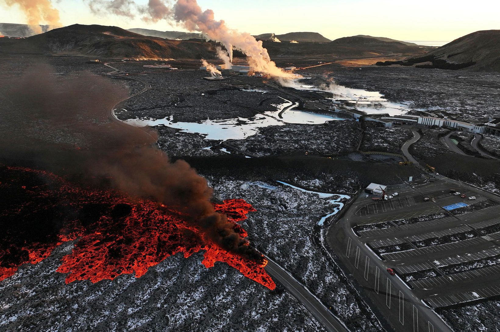 Yfir 300 stæði fóru undir hraun