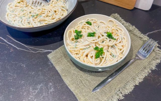 Spaghettí á 10 mínútum með ferskri steinselju og velt upp úr grískri jógúrt.