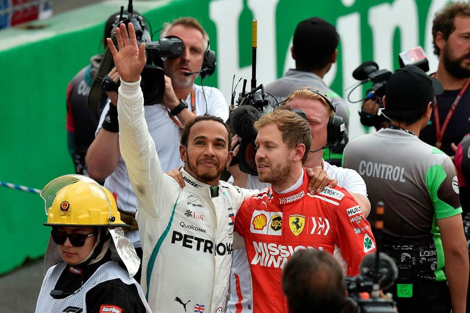 Sebastian Vettel (t.h.) samfagnaði með Lewis Hamilton (t.v.) eftir að sá síðarnefndi landaði heimsmeistaratitli ökumanna …