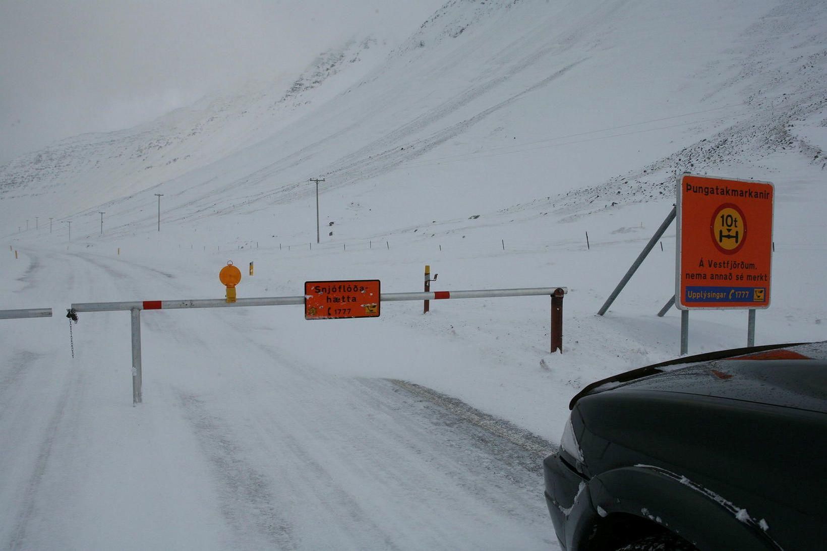 Snjóflóðahætta er á vegunum um Súðavíkurhlíð og Raknadalshlíð.