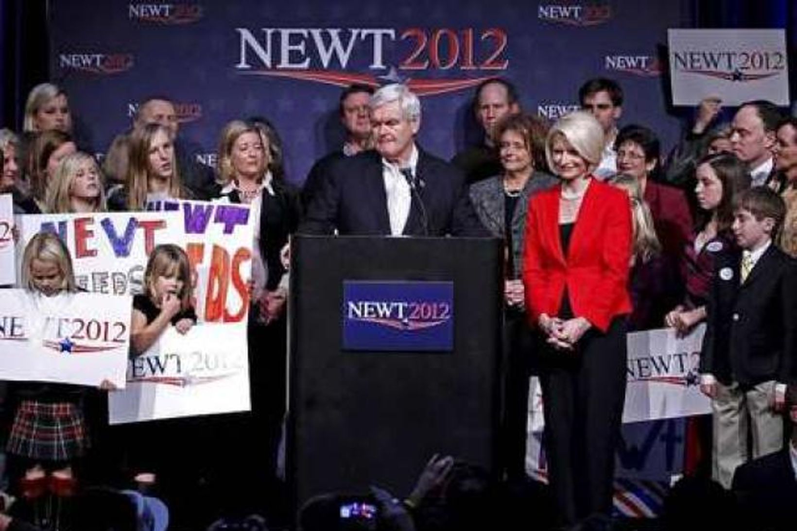 Newt Gingrich ávarpar stuðningsmenn eftir kosningarnar í Iowa þar sem …
