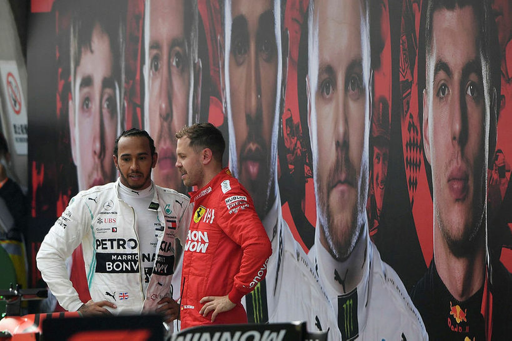 Lewis Hamilton (t.v.) og Sebastian Vettel spjalla rétt eftir lok …