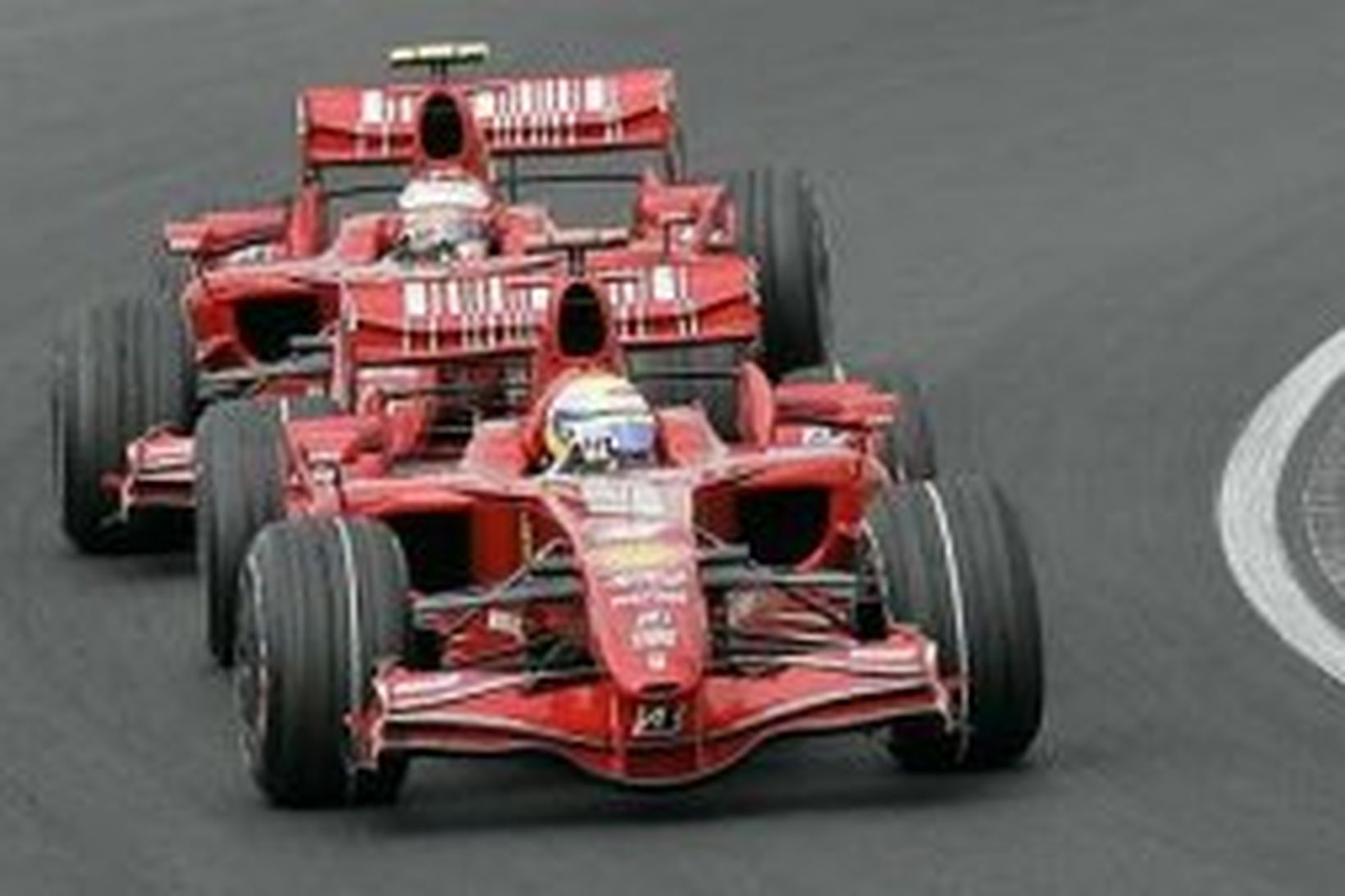 Massa og Räikkönen á Ferraribílunum í Búdapest í dag.