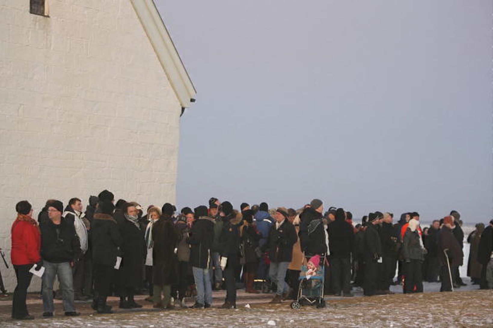 Fjölmenni við Besstaði í dag.