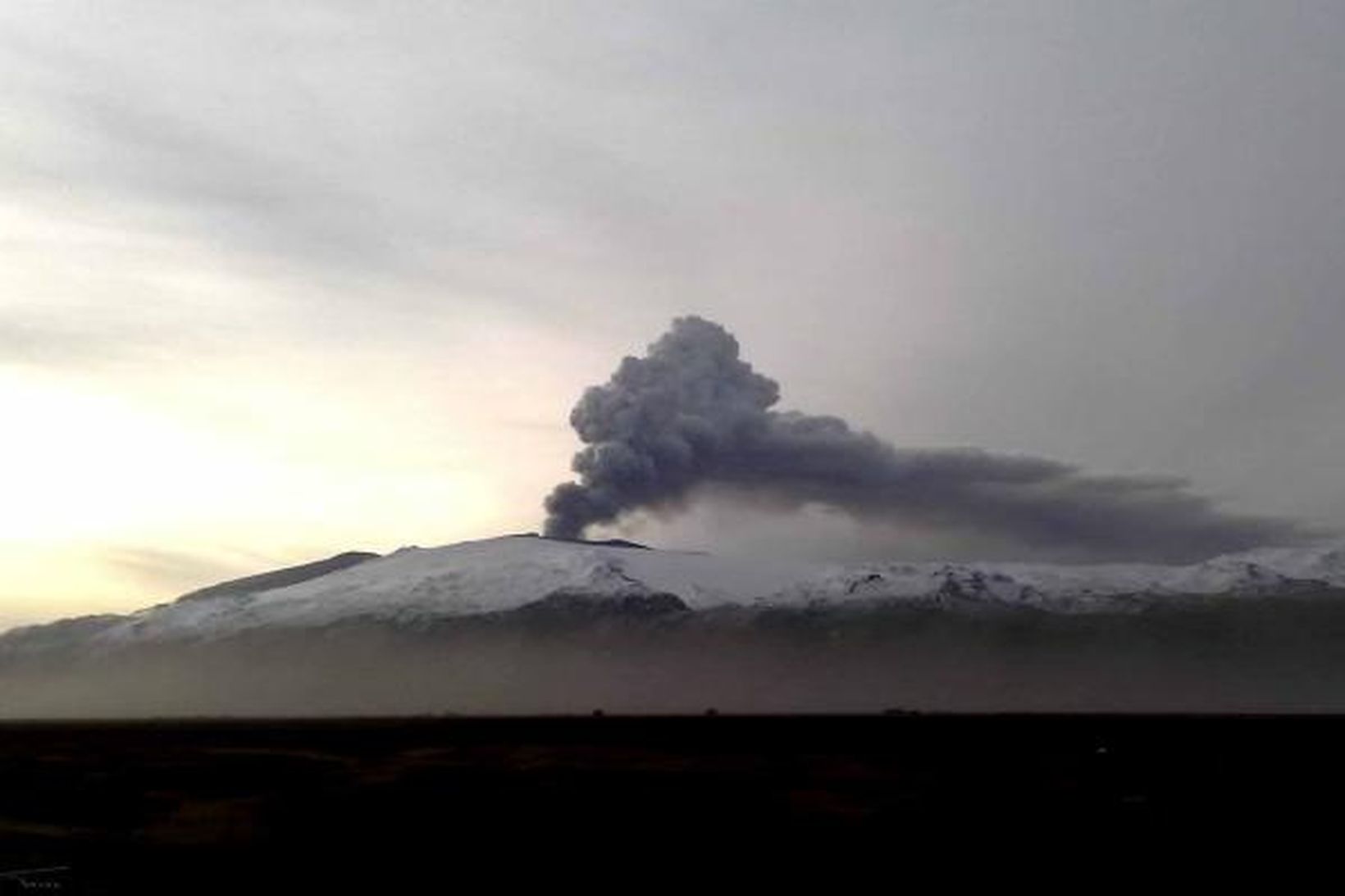 Gosmökkurinn séður frá Múlakoti í Fljótshlíð í morgun.