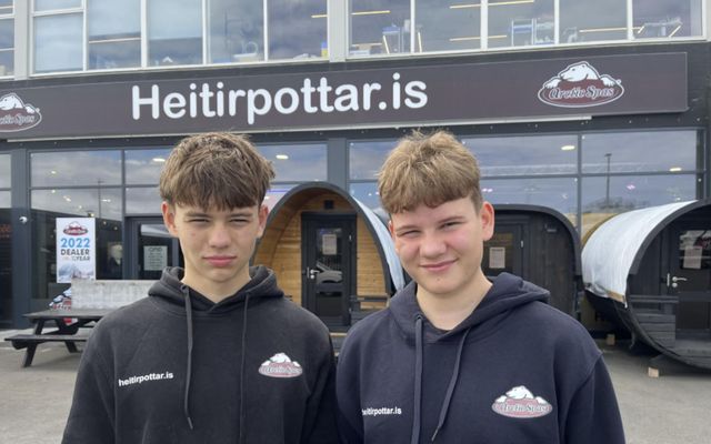 Bræðurnir Kjartan, 16 ára, og Kári, 14 ára, eru markaðsstjórar Heitirpottar.is.