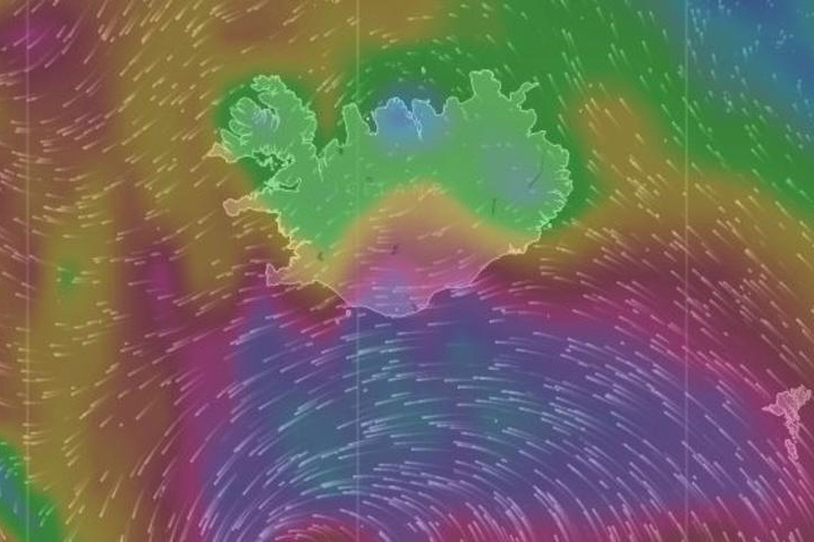 Lægðin er að færast upp að suðurströnd landsins.