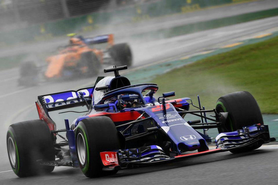 Brendon Hartley á Toro Rosso og á eftir fylgir McLarenbíll á lokaæfingunni í Melbourne.